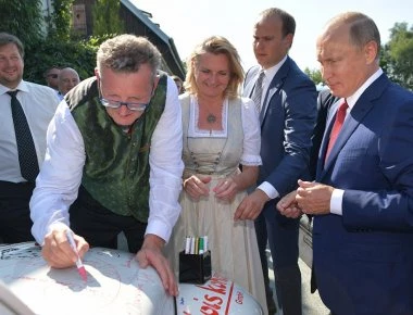 Ο Πούτιν μιλά για τον γάμο της Αυστριακής ΥΠΕΞ - «Το ταξίδι είχε καθαρά ιδιωτικό χαρακτήρα»